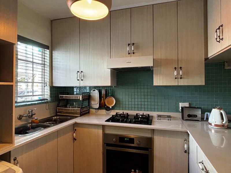 Beautifully Renovated 2-Bedroom Unit in a Sought-After Complex - Photo 2