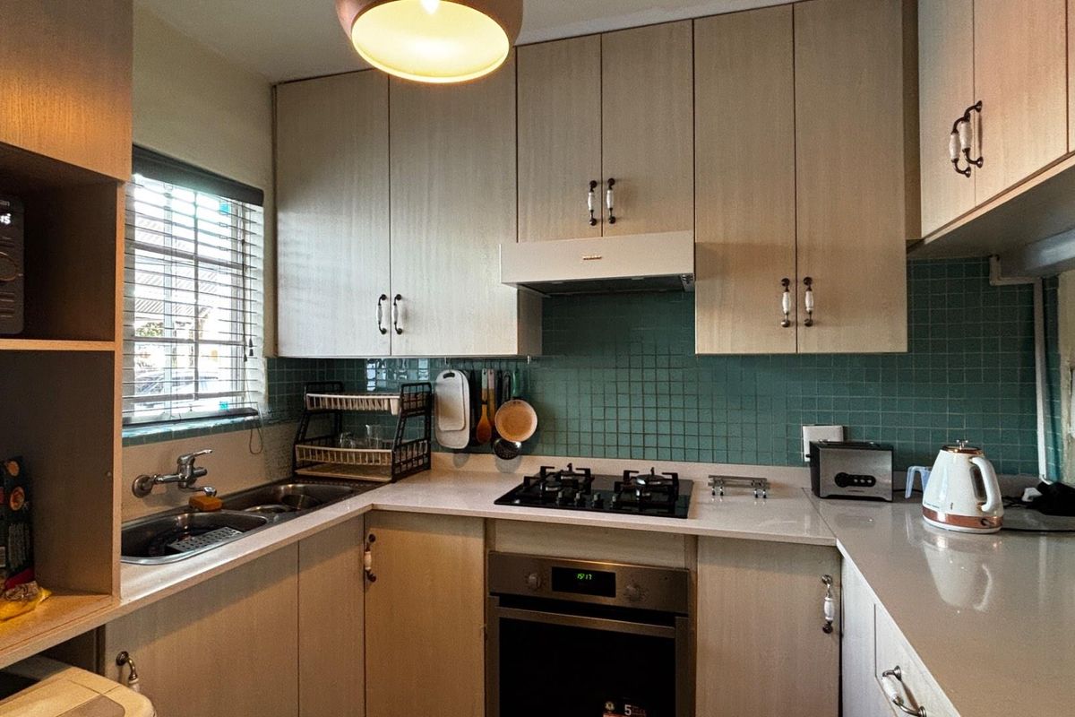 Beautifully Renovated 2-Bedroom Unit in a Sought-After Complex - Photo 2