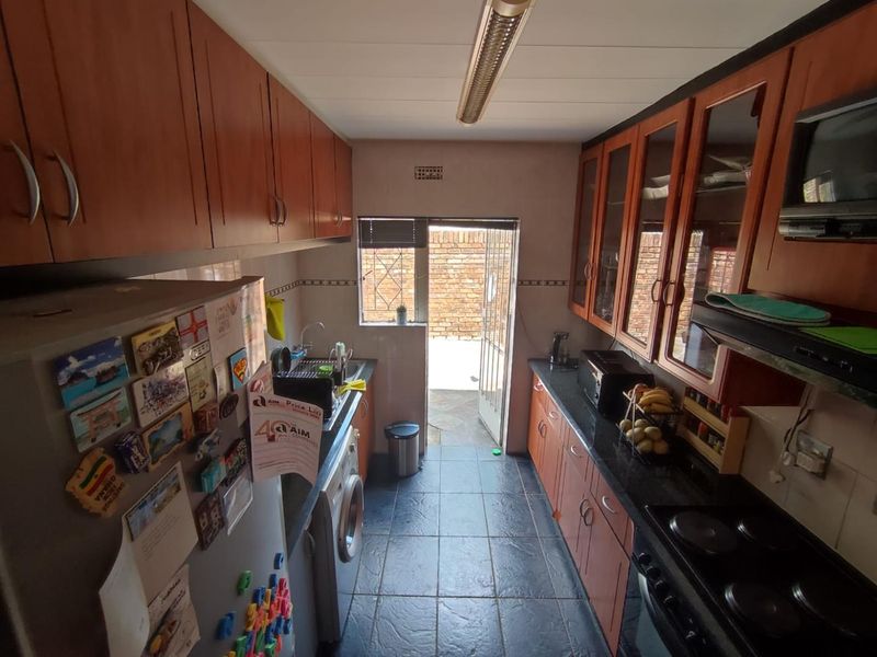 LOOKING FOR A LOVELY, EASY-TO-OWN APARTMENT IN A PEACEFUL NEIGHBOURHOOD? LOOK NO FURTHER! - Photo 8