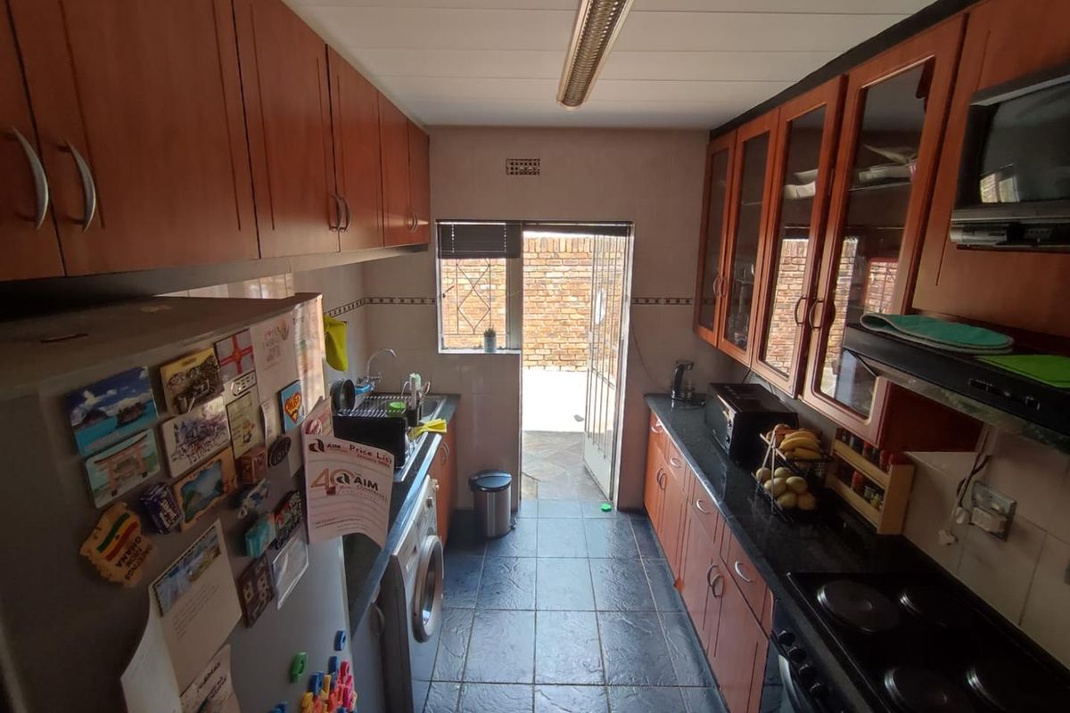 LOOKING FOR A LOVELY, EASY-TO-OWN APARTMENT IN A PEACEFUL NEIGHBOURHOOD? LOOK NO FURTHER! - Photo 3