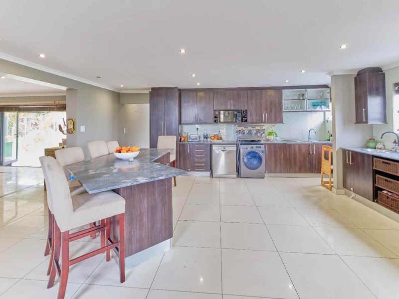 Space, Style, Convenience - Photo 6