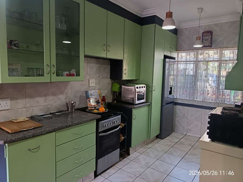 Welcoming Lock up and Go 3 bedroom home with flatlet/Salon For sale! - Photo 9