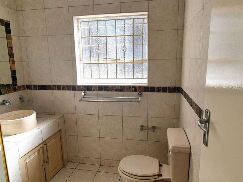 Newly renovated 3 Bedroom - Photo 10