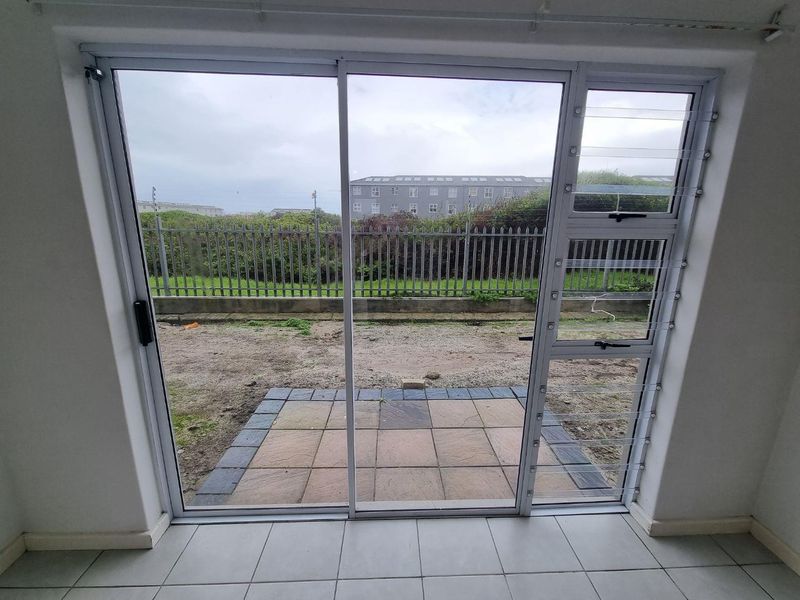 Unfurnished Two Bedroom Ground Floor Apartment To Rent in Muizenberg - Photo 6