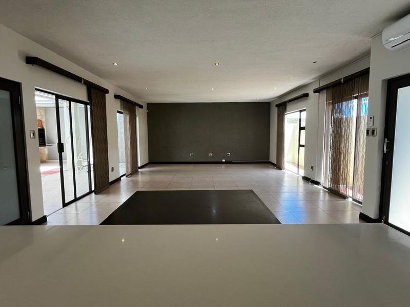 Exclusive Townhouse For Sale - Photo 4