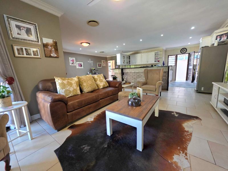 Prime Position 4 Bedroom Winston Park Home - Photo 3