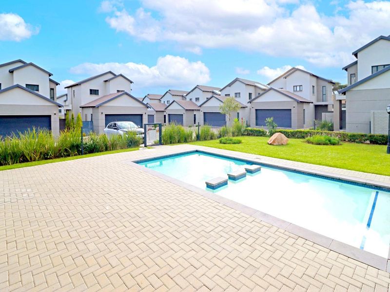 Stylish and Private 3-Bedroom Home in Springwood Estate - Photo 3