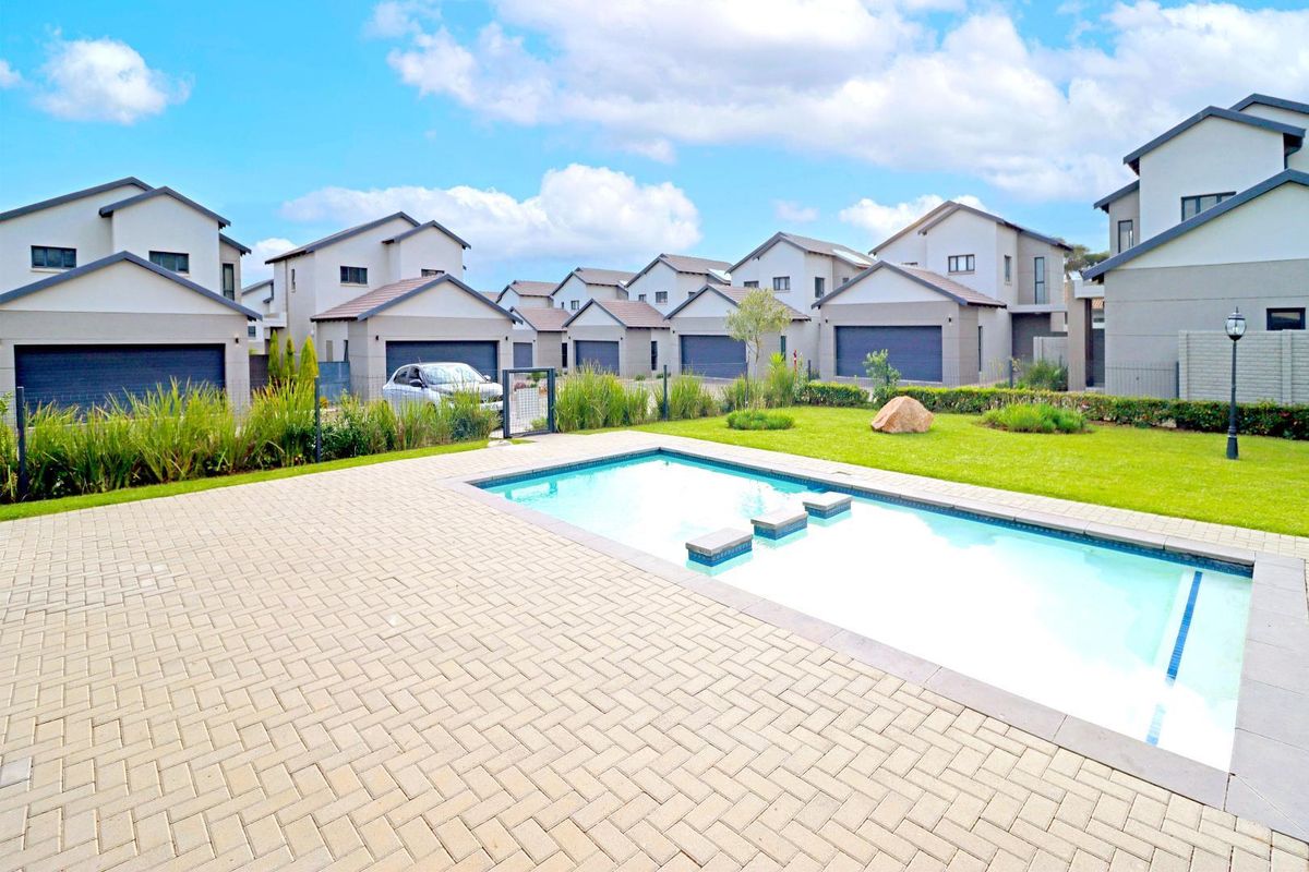 Stylish and Private 3-Bedroom Home in Springwood Estate - Photo 3