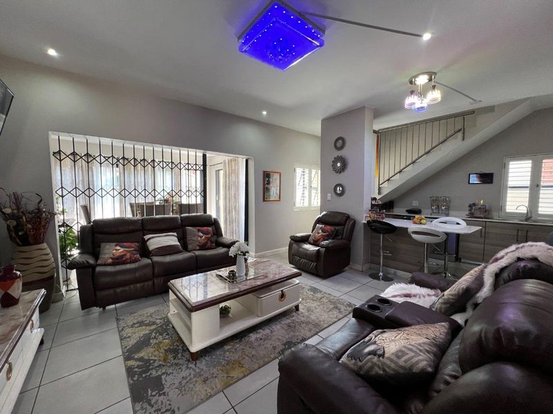 Delightful Semi-Detached Townhouse in a Sought-After Location - Photo 5