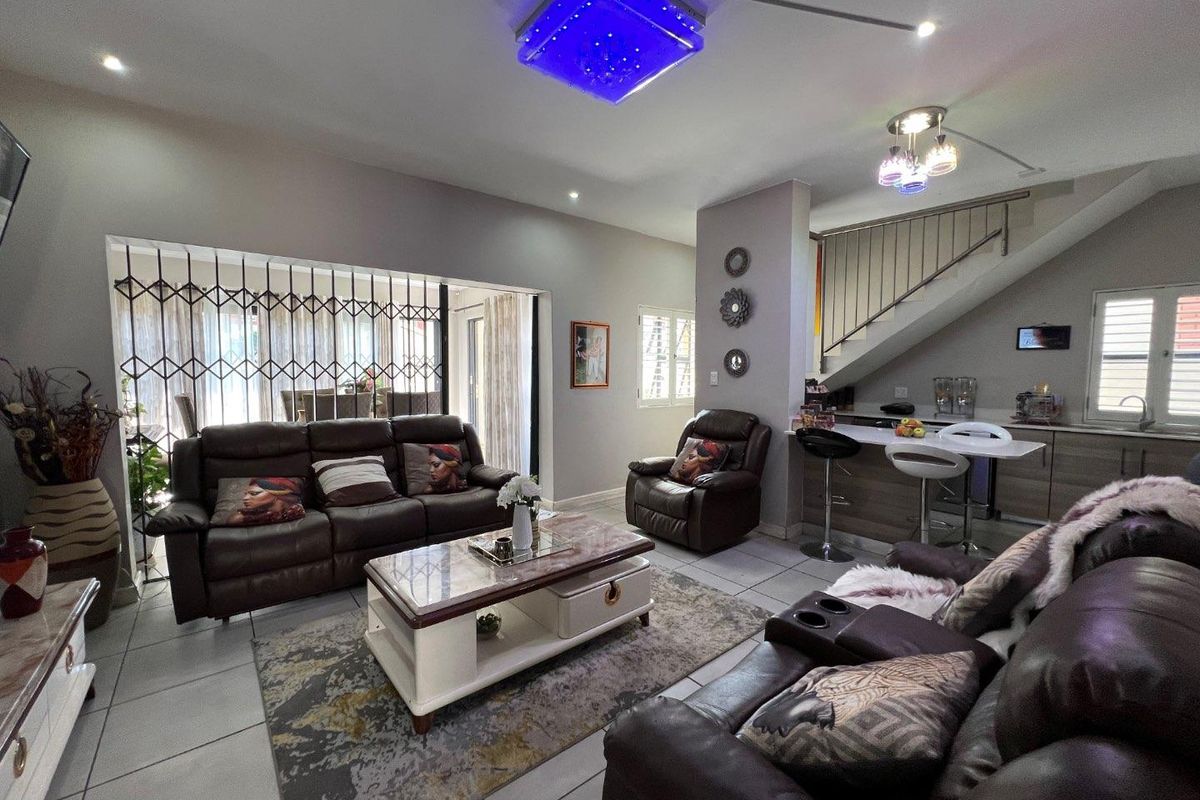 Delightful Semi-Detached Townhouse in a Sought-After Location - Photo 5