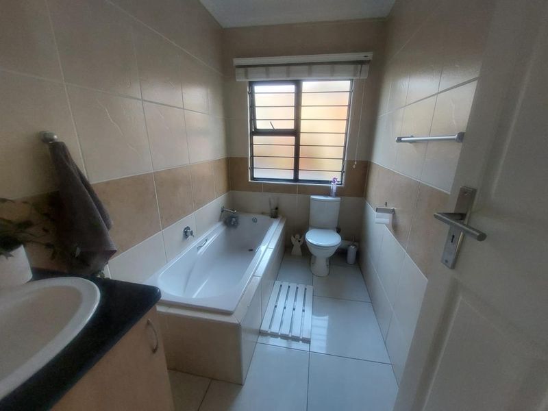 Modern unit - Photo 9