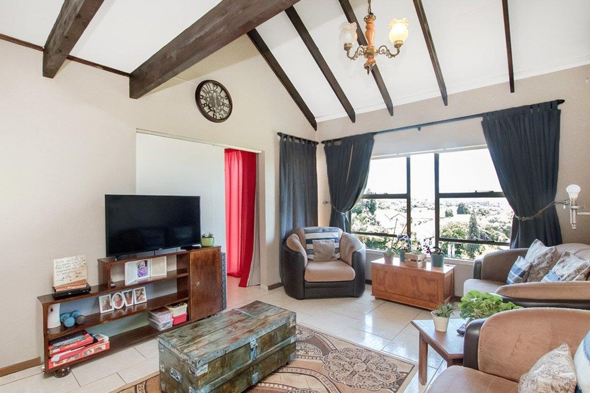 Lovely 3 bedroom 2 bathroom duplex unit for sale in Silverfields Krugersdrop - Photo 2