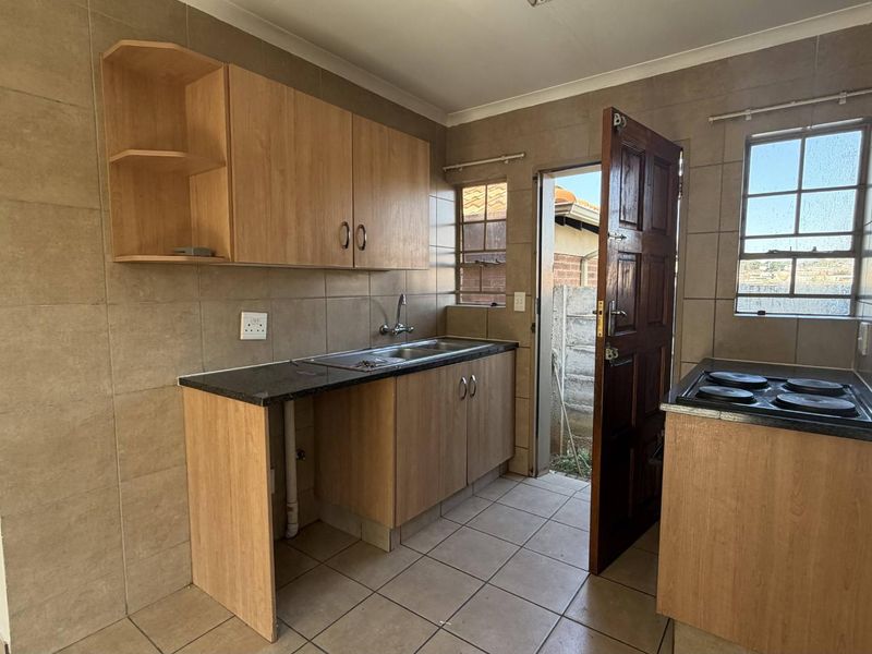 Start Smart in This Beautiful 3 Bed, 2 Bath Home - Photo 3
