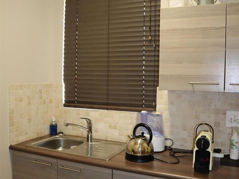 Well maintained unit in Medical Centre complex. - Photo 7