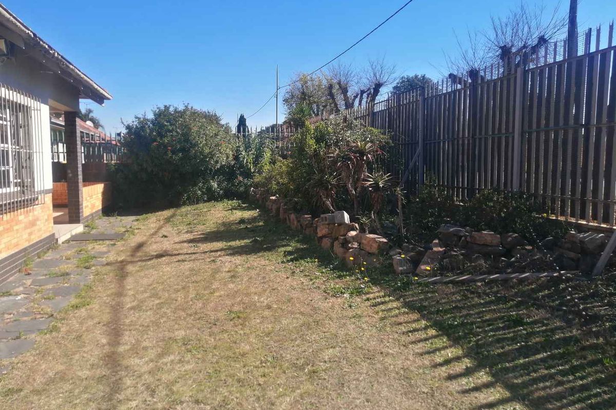 Spacious house in Linmeyer with a flatlet! - Photo 3