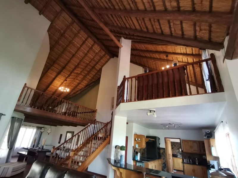 Modern 6 Bedroom Thatch Roof House for sale in Waverley - Photo 3