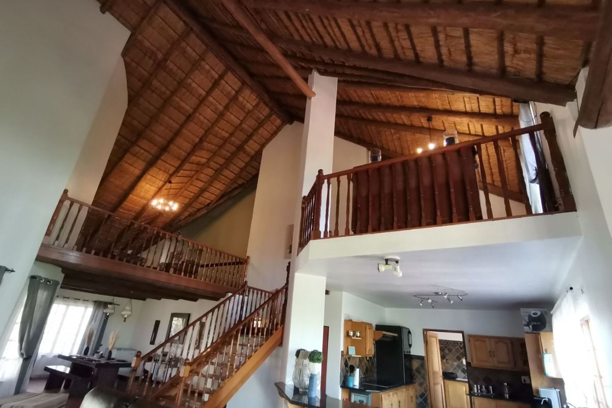 Modern 6 Bedroom Thatch Roof House for sale in Waverley - Photo 3