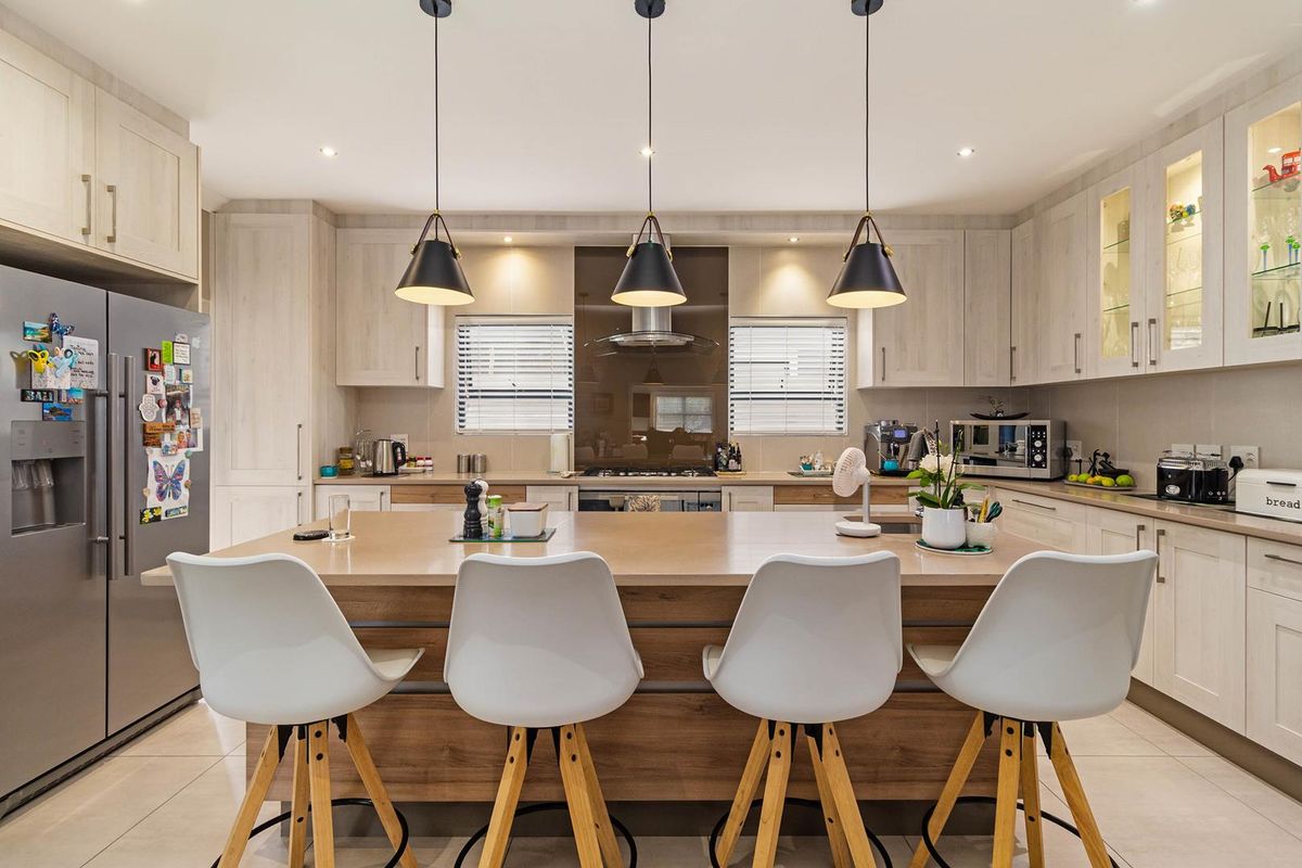 RARE FIND IN SAGEWOOD ESTATE - Photo 4