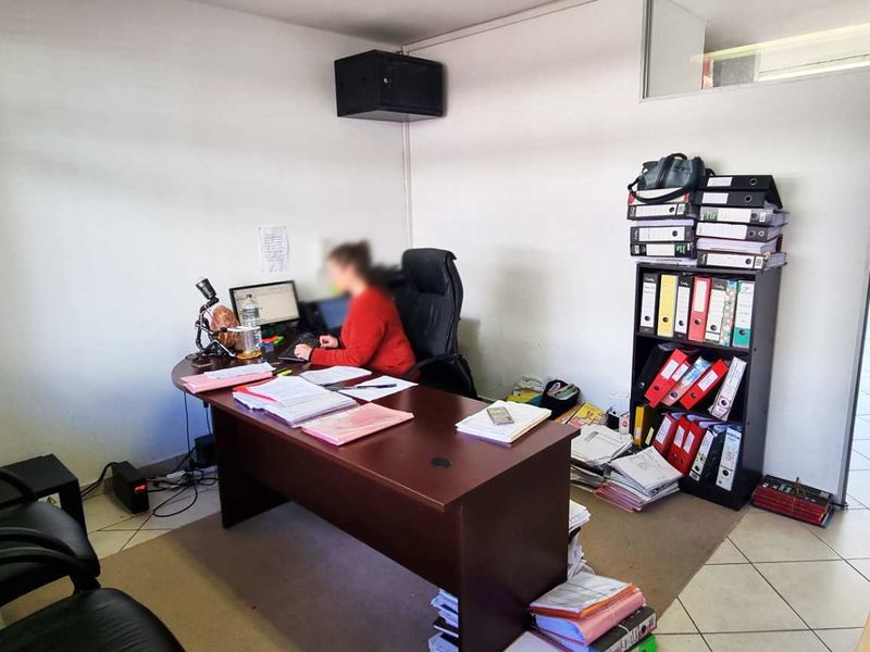 Front Facing Ground Floor Retail Office Unit in Westlake - Photo 8