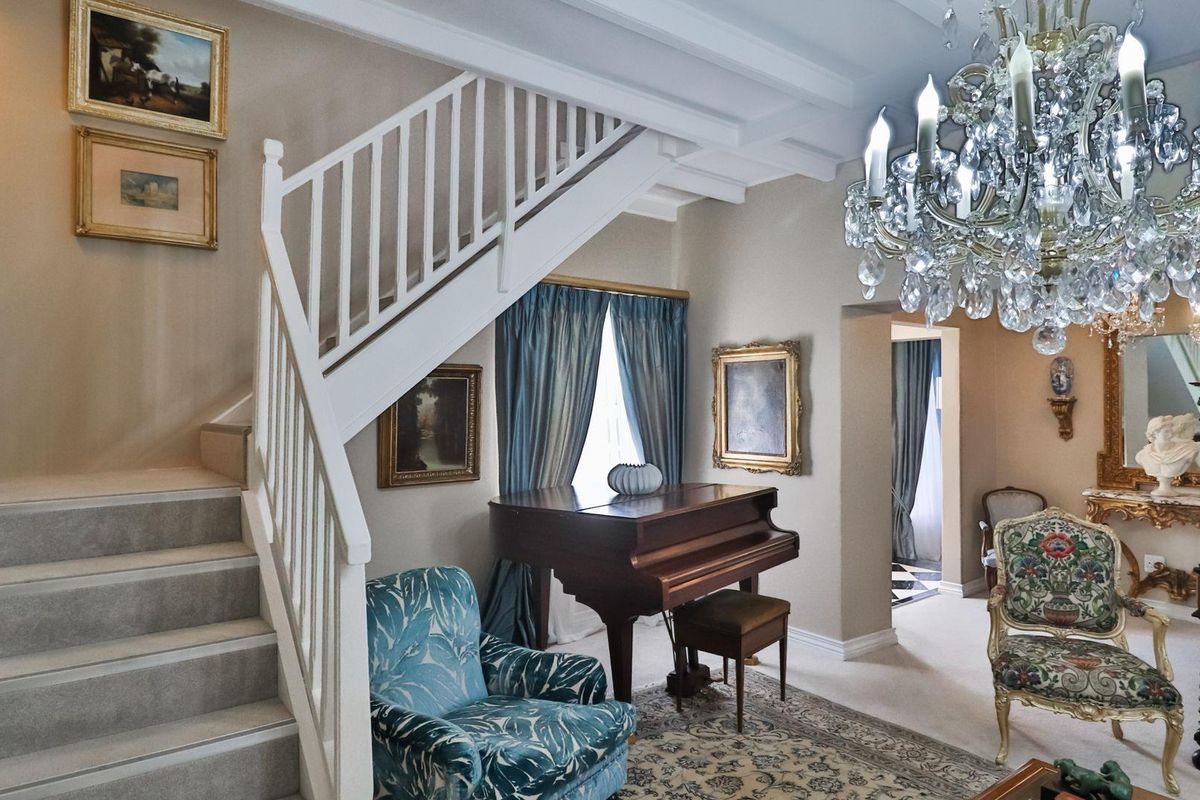 Renovated Sophistication - Photo 2