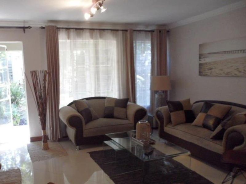 A CHARMING TWO BEDROOM FURNISHED GARDEN APARTMENT - Photo 2
