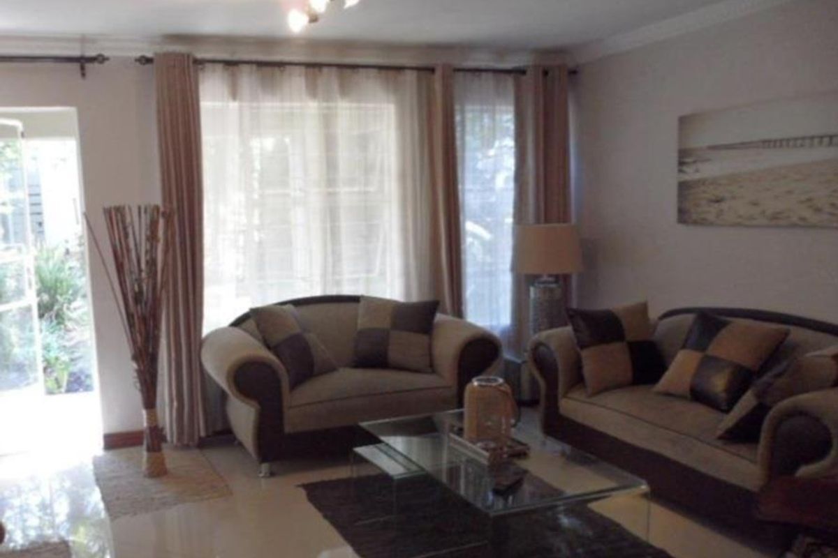 A CHARMING TWO BEDROOM FURNISHED GARDEN APARTMENT - Photo 2