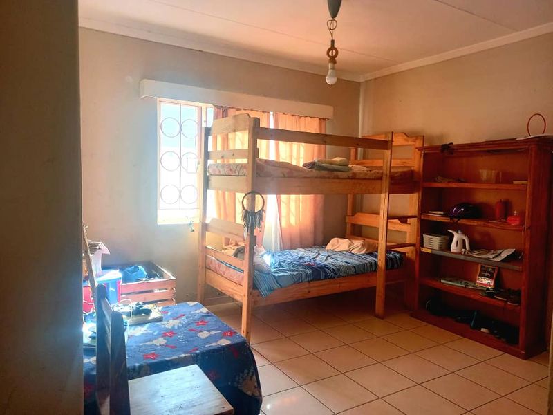 3 bedroom home with 2 single flats - Photo 7