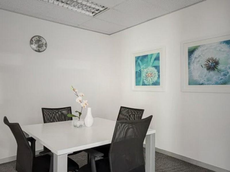 Book a reserved coworking spot or hot desk in Regus Surrey Avenue - Photo 5