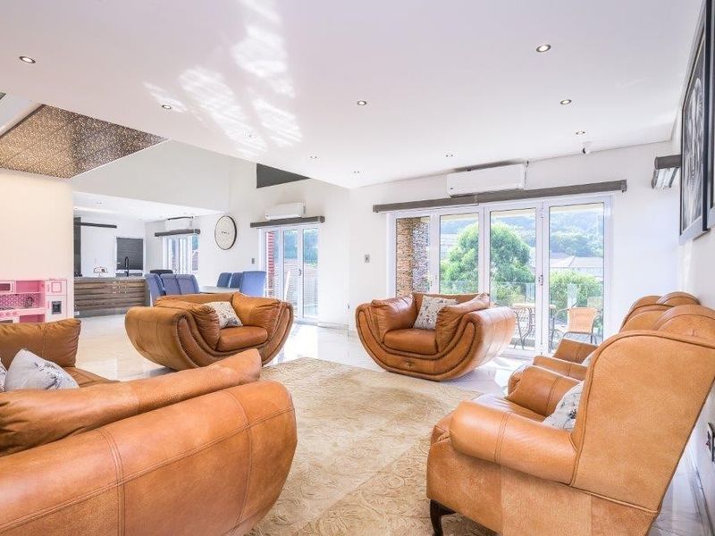 The Pinnacle of Comfort and Elegance in West Hills Estate: Welcome to Your Dream Home - Photo 4