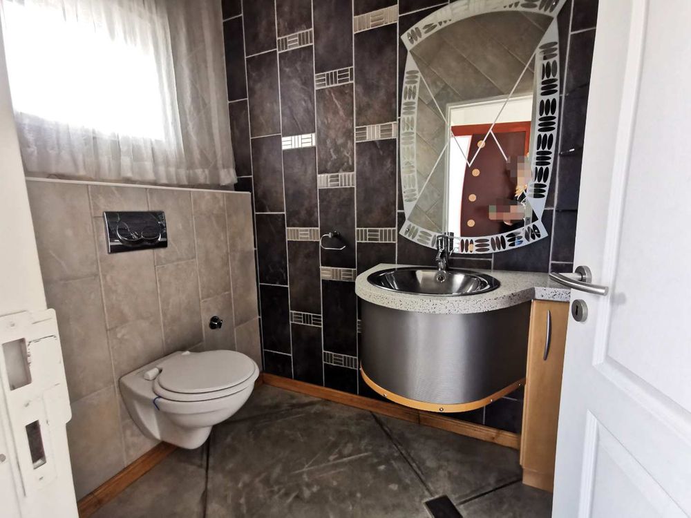 1ST FLOOR - GUEST TOILET 