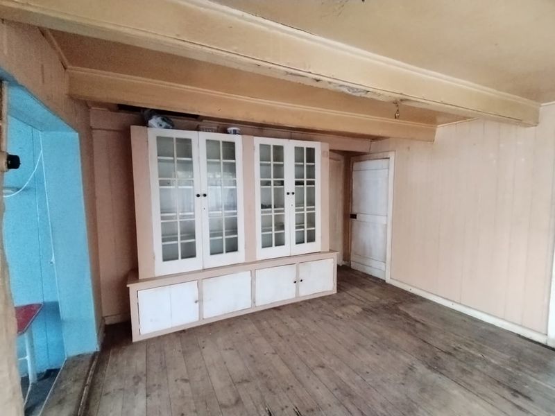 Fixer-upper with potential - Photo 4