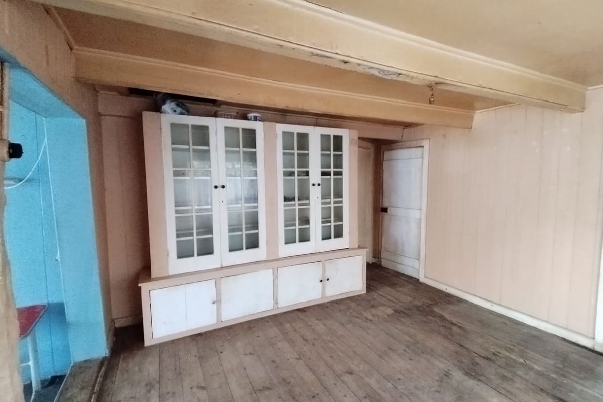 Fixer-upper with potential - Photo 4