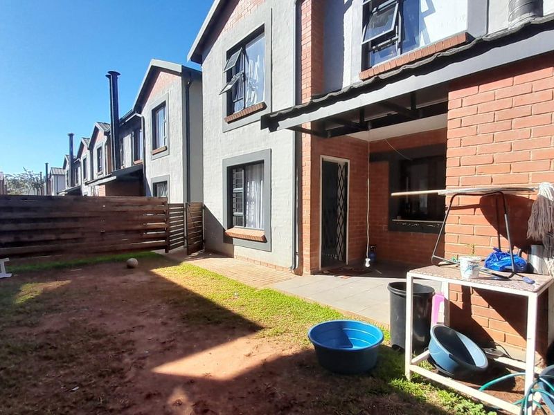 Modern Double Story Townhouse - Photo 2