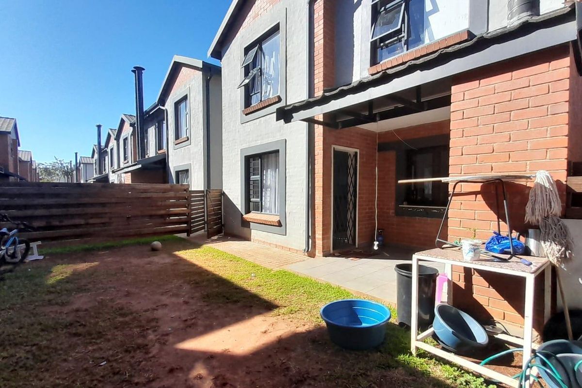 Modern Double Story Townhouse - Photo 2