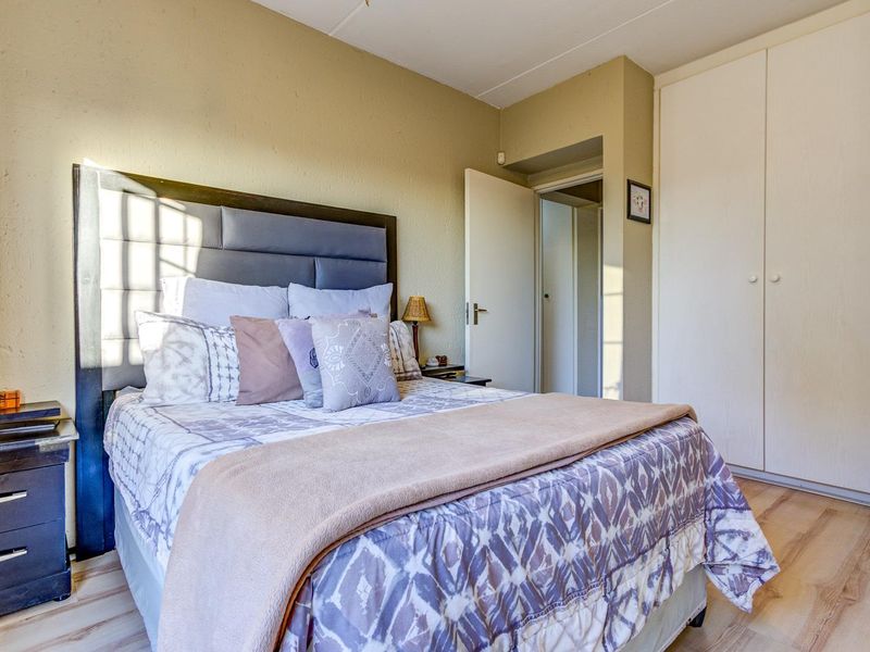 PICTURE PERFECT GROUND FLOOR TOWNHOUSE with 2 STOREROOMS - Photo 4