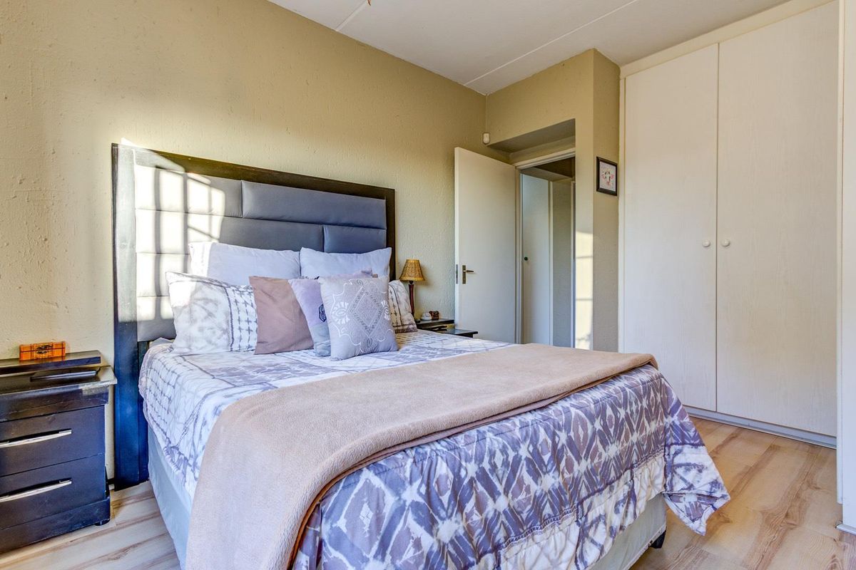 PICTURE PERFECT GROUND FLOOR TOWNHOUSE with 2 STOREROOMS - Photo 4