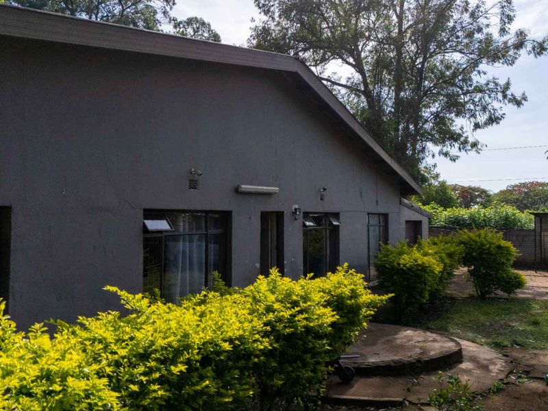 Spacious Three-Bedroom Gem with Ample Parking in Louis Trichardt - Photo 10