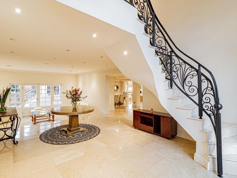 Elegant 5-Bedroom Residence Perfect for Comfort & Style - Photo 3