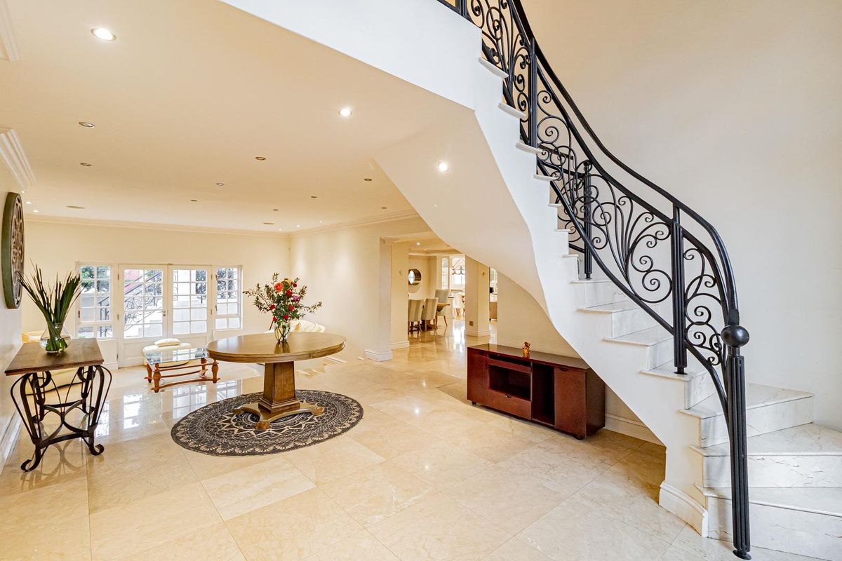 Elegant 5-Bedroom Residence Perfect for Comfort & Style - Photo 3
