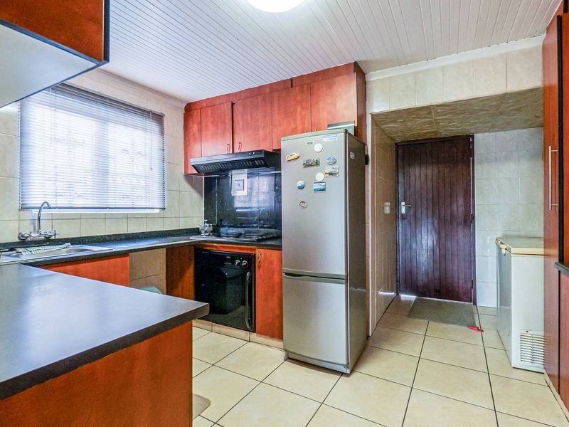 Move-In Ready Duplex in Lotus Park – Space, Security & Smart Living - Photo 5