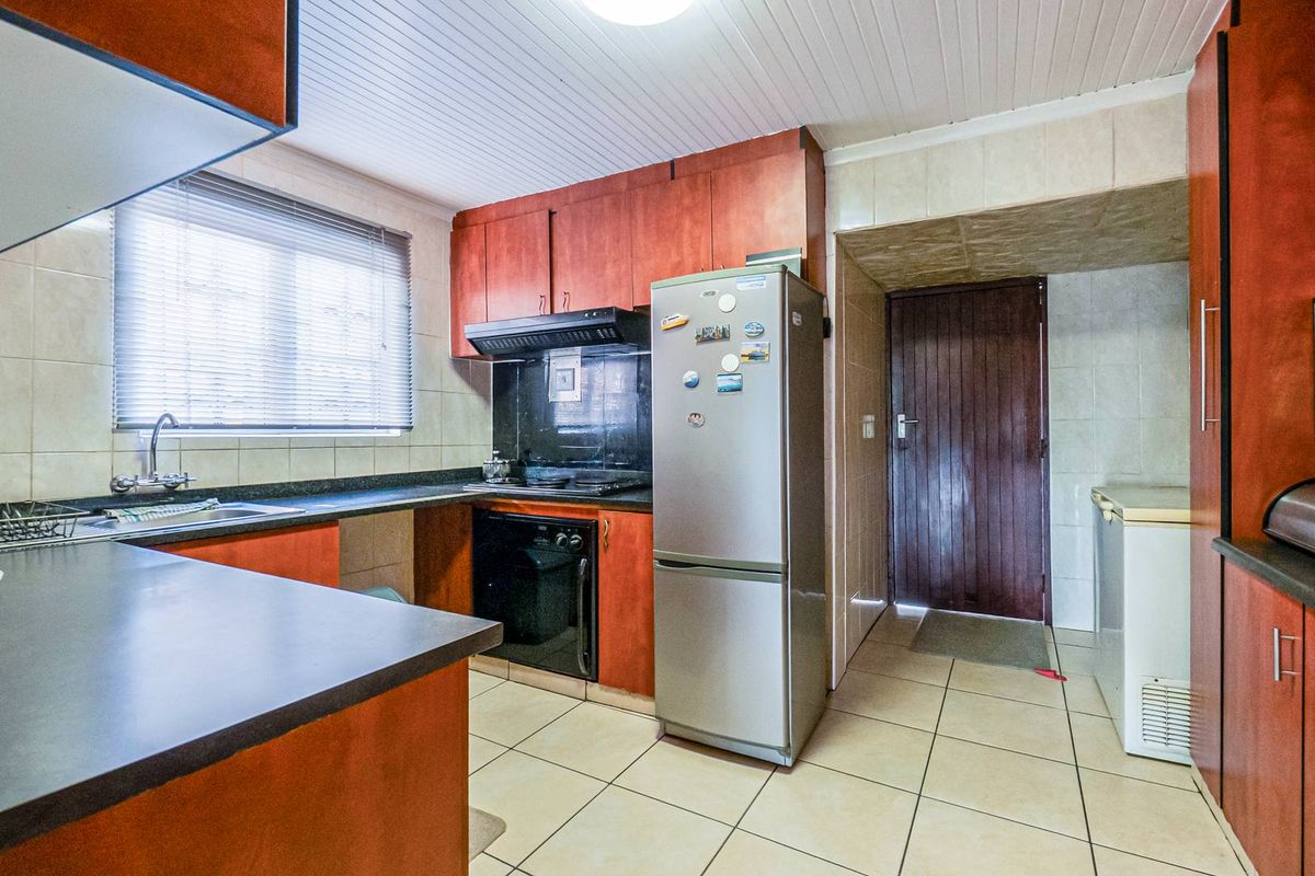 Move-In Ready Duplex in Lotus Park – Space, Security & Smart Living - Photo 5