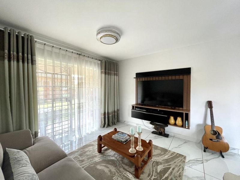 Modern Ground Floor Corner Unit with Private Garden. Newly renovated! - Photo 5