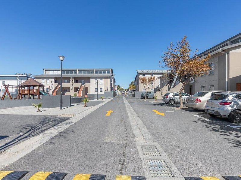 Secure Ground-Floor Apartment with Parking in Prime Location - Photo 2