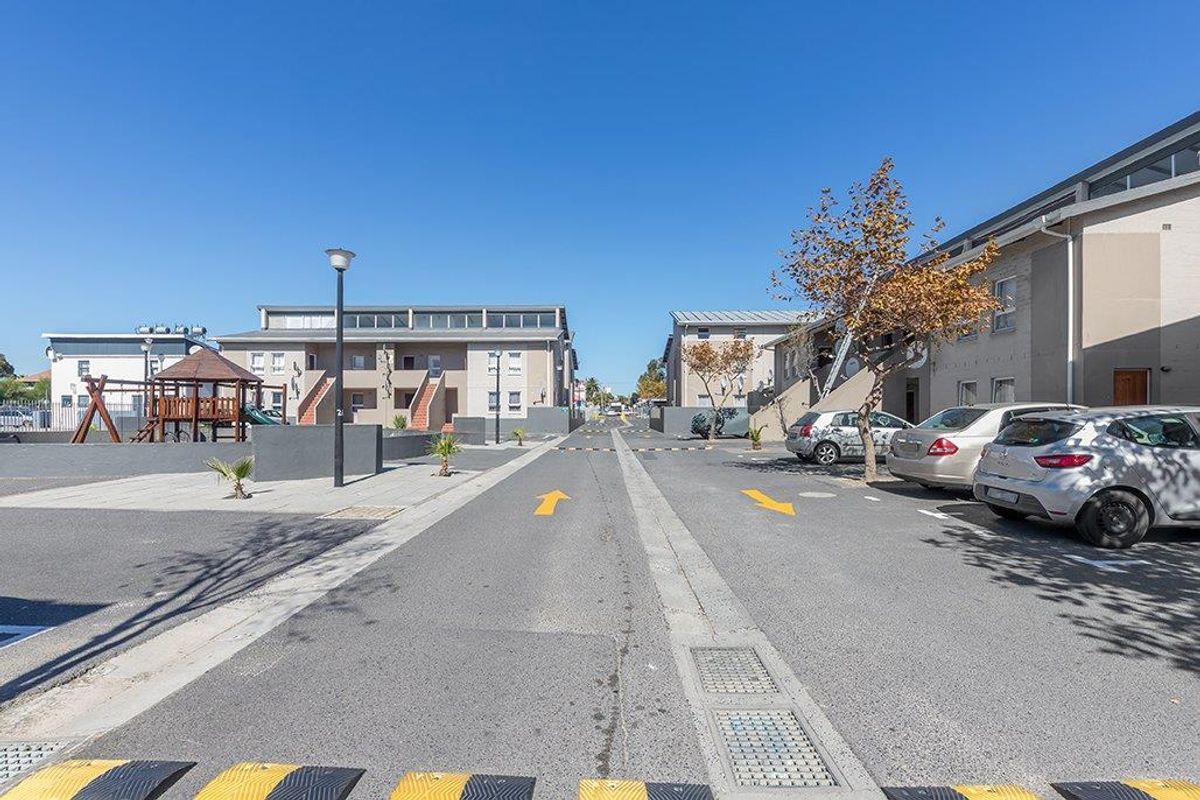 Secure Ground-Floor Apartment with Parking in Prime Location - Photo 2