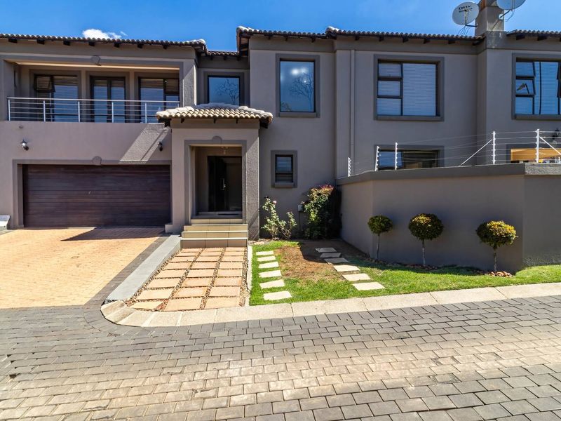 Spacious Family Home with Exceptional Entertainment Areas in Meyersdal - Photo 2