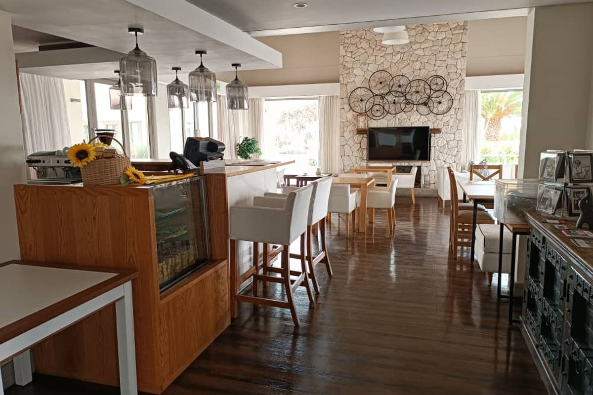 Retirement Apartment in Sought After Complex - Photo 2