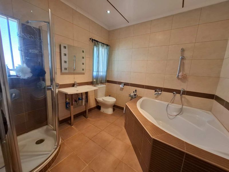 Family home on large erf - SOLE MANDATE - Photo 3