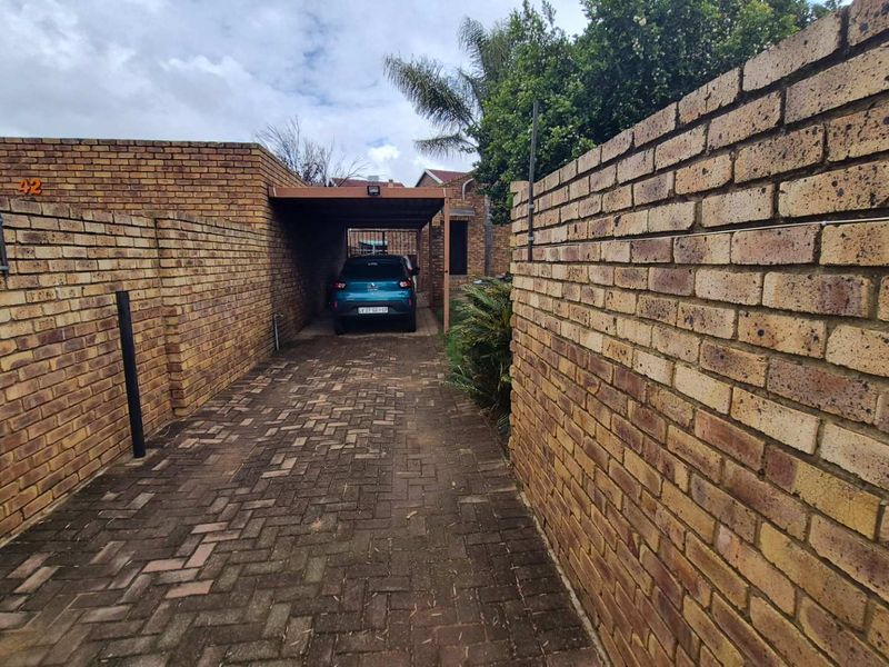 Ferreira Close: Where comfort meets charm, and your future begins - Photo 5