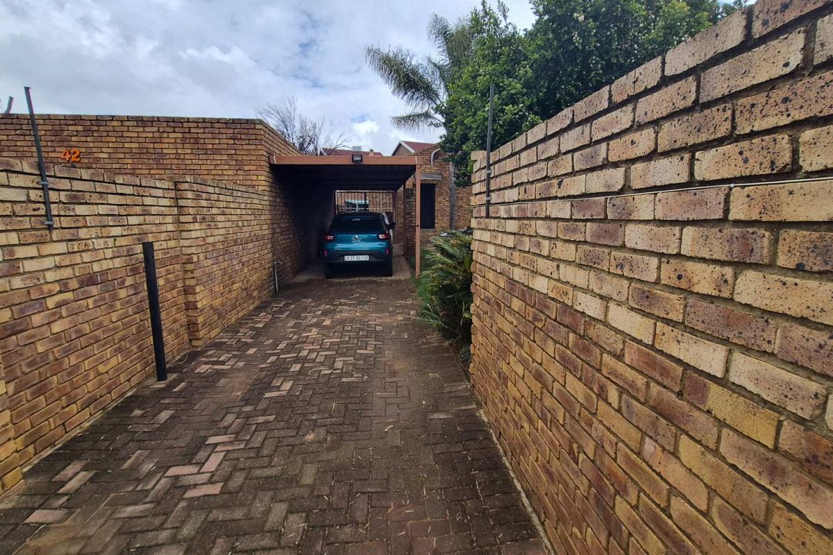 Ferreira Close: Where comfort meets charm, and your future begins - Photo 5