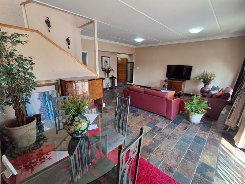 BEAUTIFUL PET FRIENDLY TOWNHOUSE - GLENVISTA - Photo 7